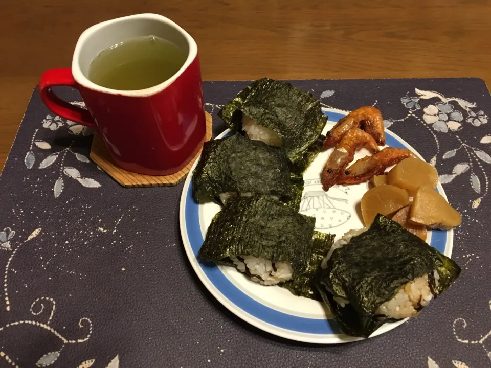 釜揚げしらすと塩昆布の混ぜご飯おにぎり、甘海老の唐揚げ、沢庵、熱い日本茶(朝ご飯)|enarinさん