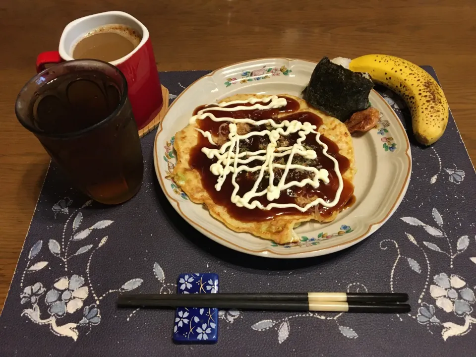 お好み焼き、釜揚げしらすと塩昆布の混ぜご飯おにぎり、甘海老の唐揚げ、ホットコーヒー、麦茶、バナナ(昼飯)|enarinさん