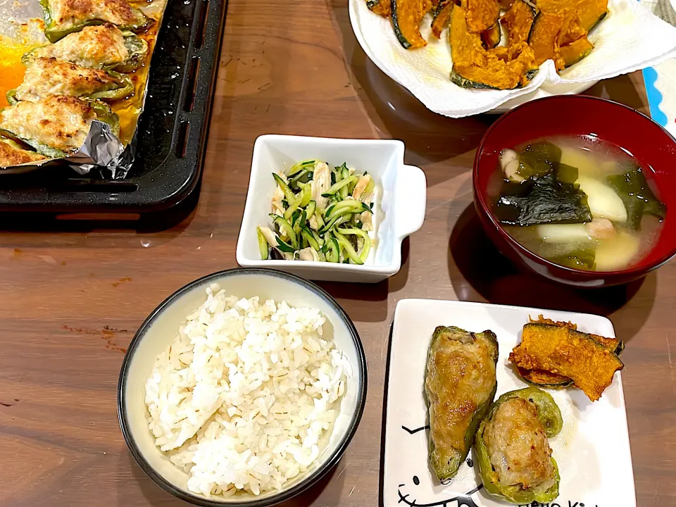 オーブンで大量ピーマンの肉詰め　かぼちゃのスパイス揚げ　じゃがいもとわかめの味噌汁　ささみときゅうりの塩昆布和え|おさむん17さん