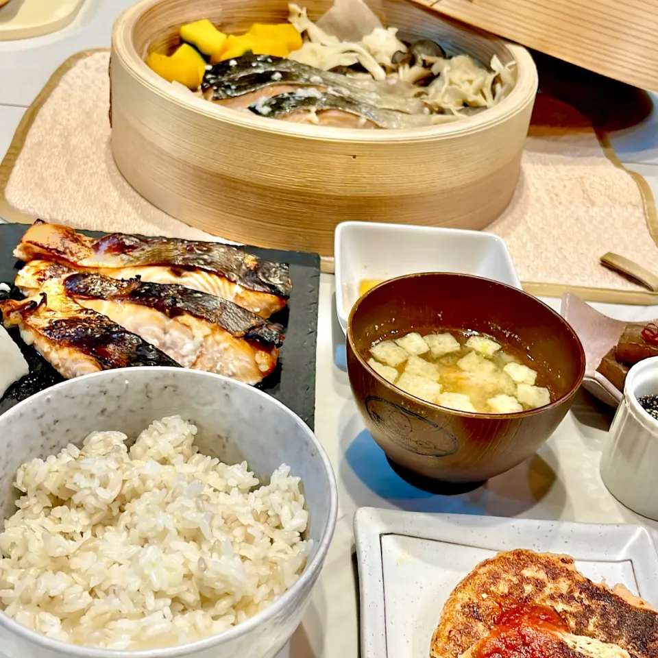 秋鮭の焼きと蒸籠蒸しの食べ比べ。他。|ぎんさん