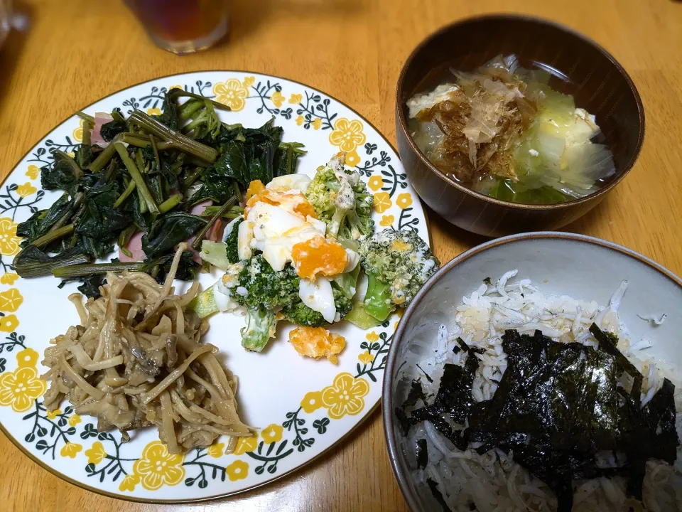 しらす丼、空芯菜炒め、ブロたまサラダ、きのこの味噌和え、すまし汁|きなこもちさん