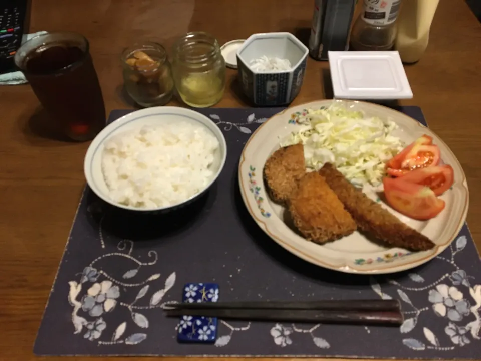 ご飯、フライ盛り合わせ(コロッケ、メンチカツ、秋刀魚のフライ)、トマト、千切りキャベツ、ポテトサラダ、釜揚げしらす、納豆、沢庵2種、烏龍茶(夕飯)|enarinさん