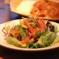 Snapdishの料理写真:イタリアンミックスサラダと牛すじカレー🥗🍛|きみぷさん