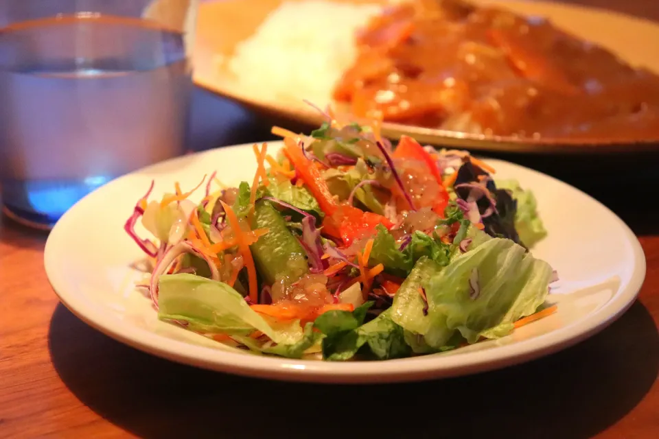 イタリアンミックスサラダと牛すじカレー🥗🍛|きみぷさん