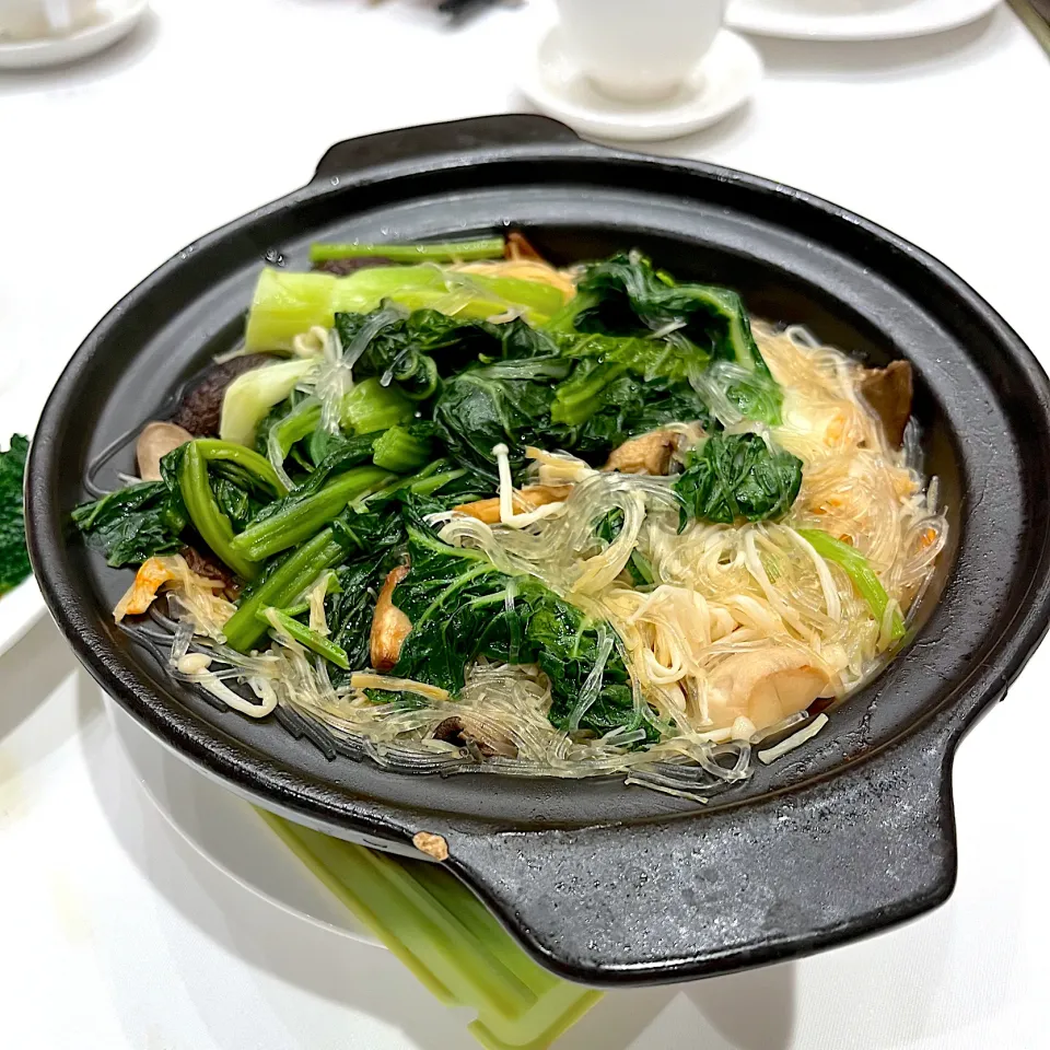 Mixed vegetables and dry shrimp with conpoy in clay pot|skyblueさん