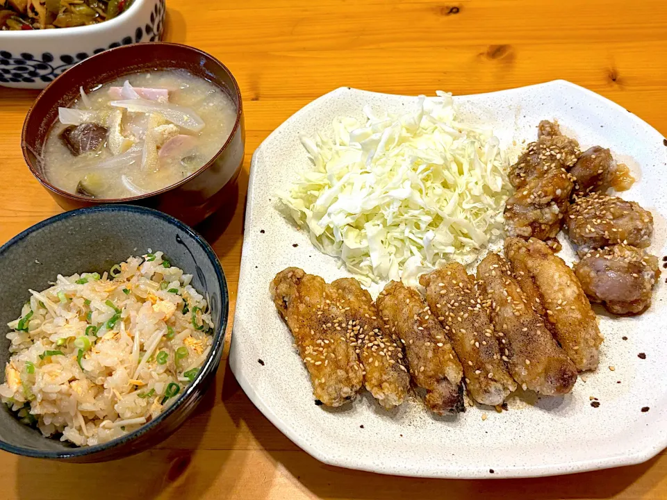 Snapdishの料理写真:今夜の晩ごはん　風来坊風唐揚げ、鮭とえのきの炊き込みごはん、お味噌汁|Kouji  Kobayashiさん