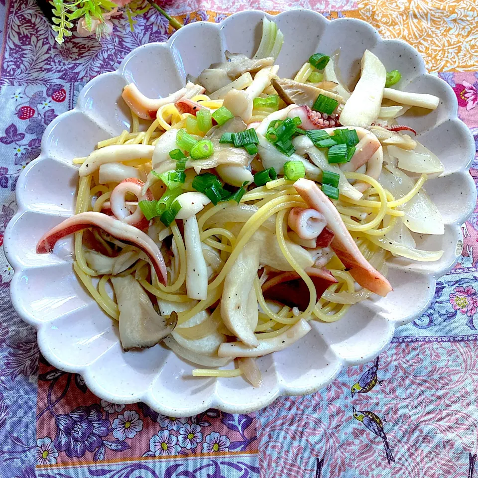 Snapdishの料理写真:イカ🦑とキノコの和風パスタ🍄‍🟫|ringonamaさん