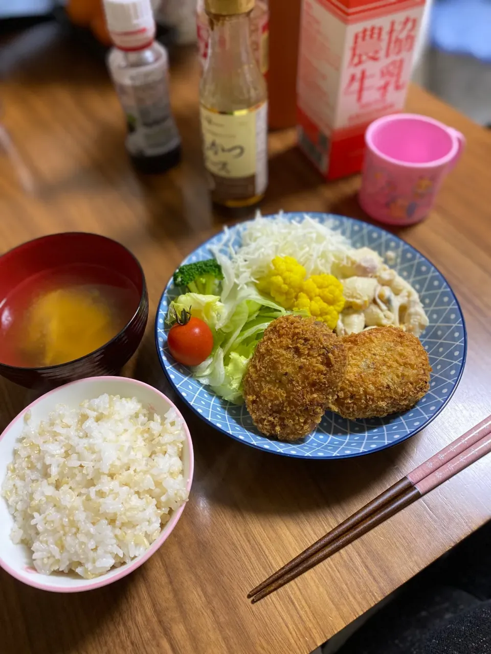 Snapdishの料理写真:夜　コロッケ、カリフラワーカレー酢漬け|みちくんさん