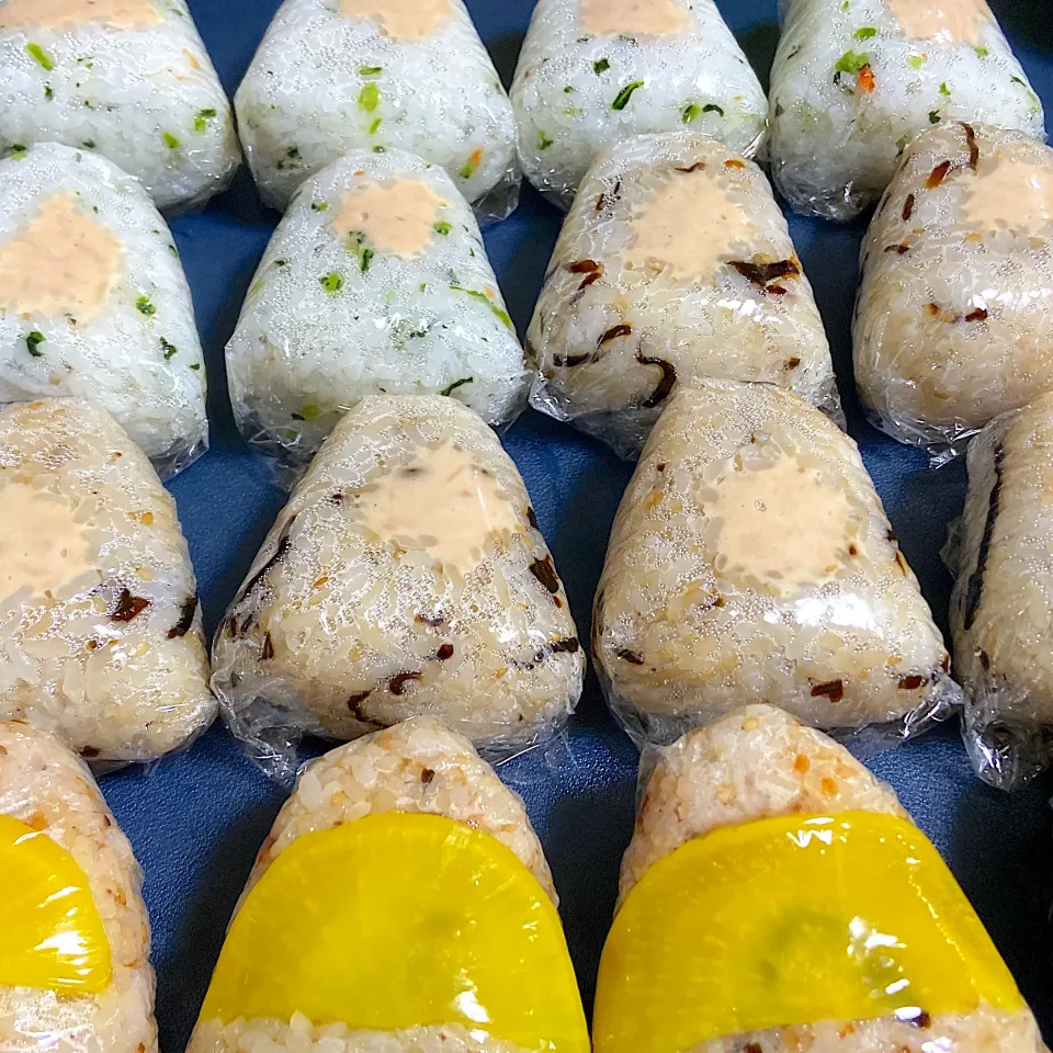 Snapdishの料理写真:さっちゃんおにぎり🍙　　　　　　　　　　　　　　　😊若菜鮭　　　　　　　　　　　　　　　　　　　　😊塩昆布・マヨ胡麻・ツナマヨ　　　　　　　　　　　　　😊バター・カツオ・胡麻・塩昆布・たくあん|サチ😊さん