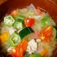 Snapdishの料理写真:夏野菜たっぷり味噌汁|こえださん