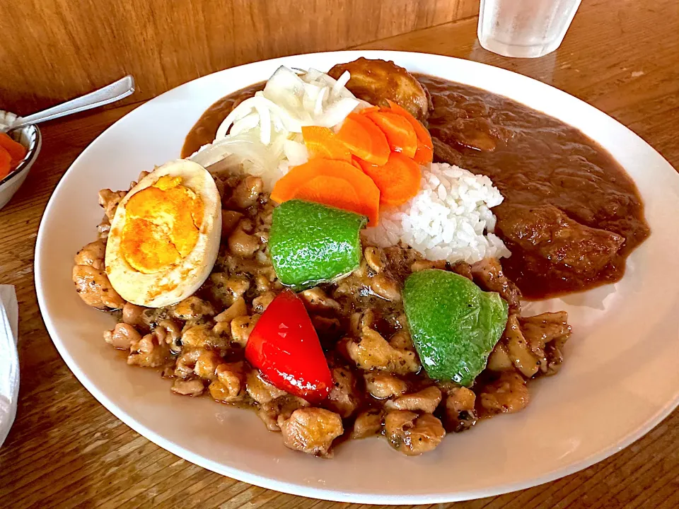 ペッパーガパオと大辛チキンのあいがけ🇹🇭🔥🌶️🍛味玉トッピング🥚ピクルスマシマシ🥒|buhizouさん