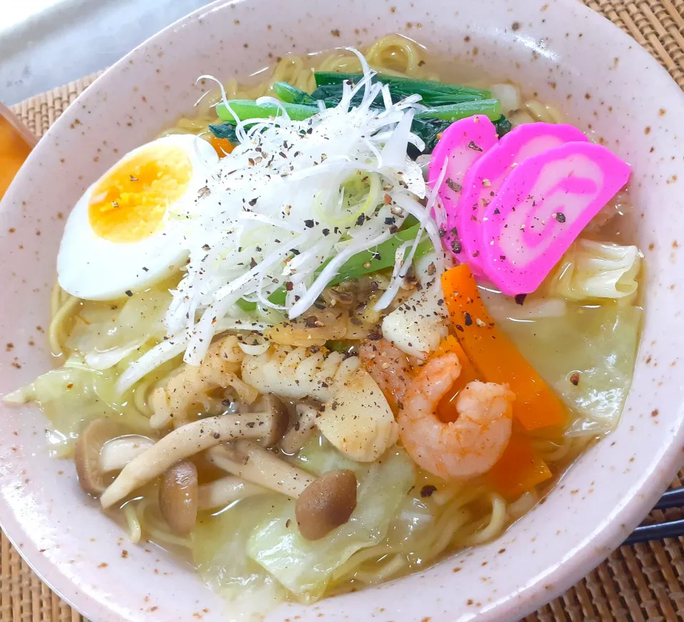 海鮮塩ラーメン🍜🍥|びせんさん