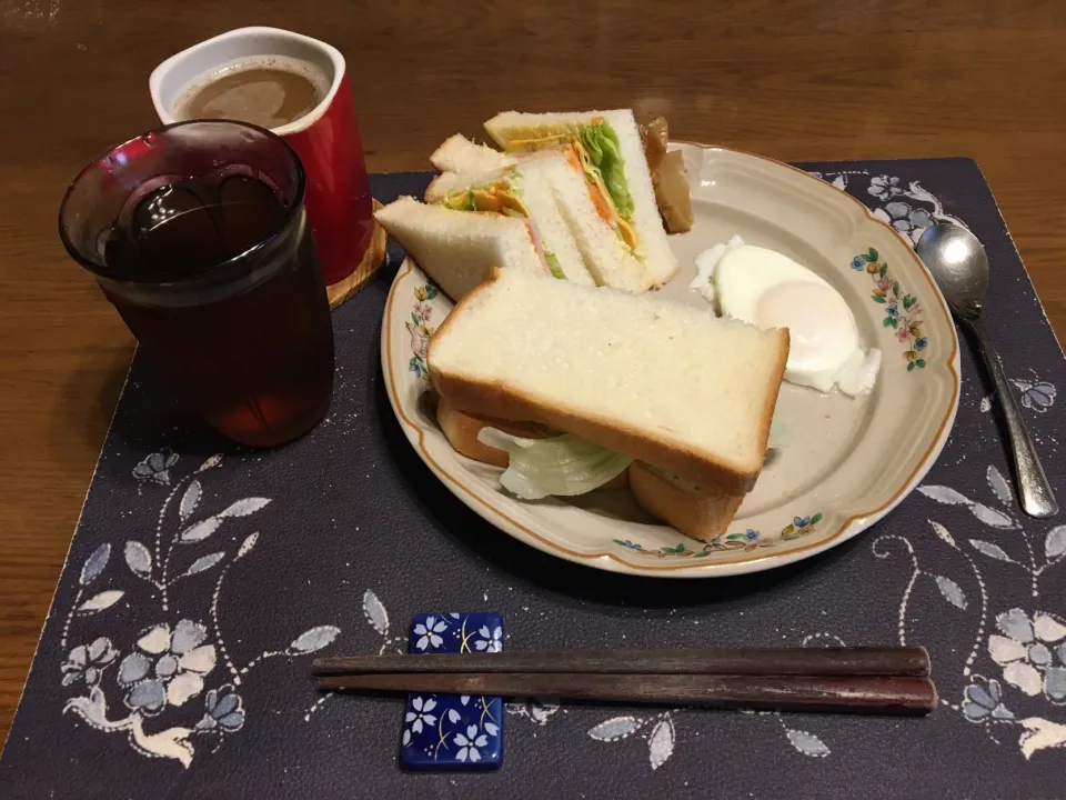 サンドイッチ、茹で目玉焼き、ホットコーヒー、烏龍茶(昼飯)|enarinさん