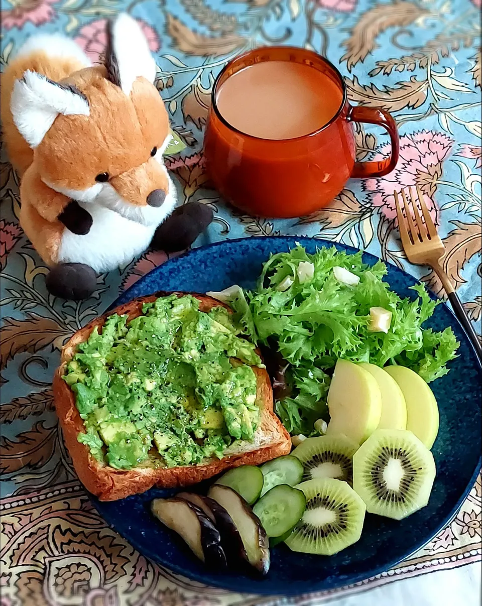 野鳥さんとコルさんのアボカド・トースト Avocado Toast|きつねさん