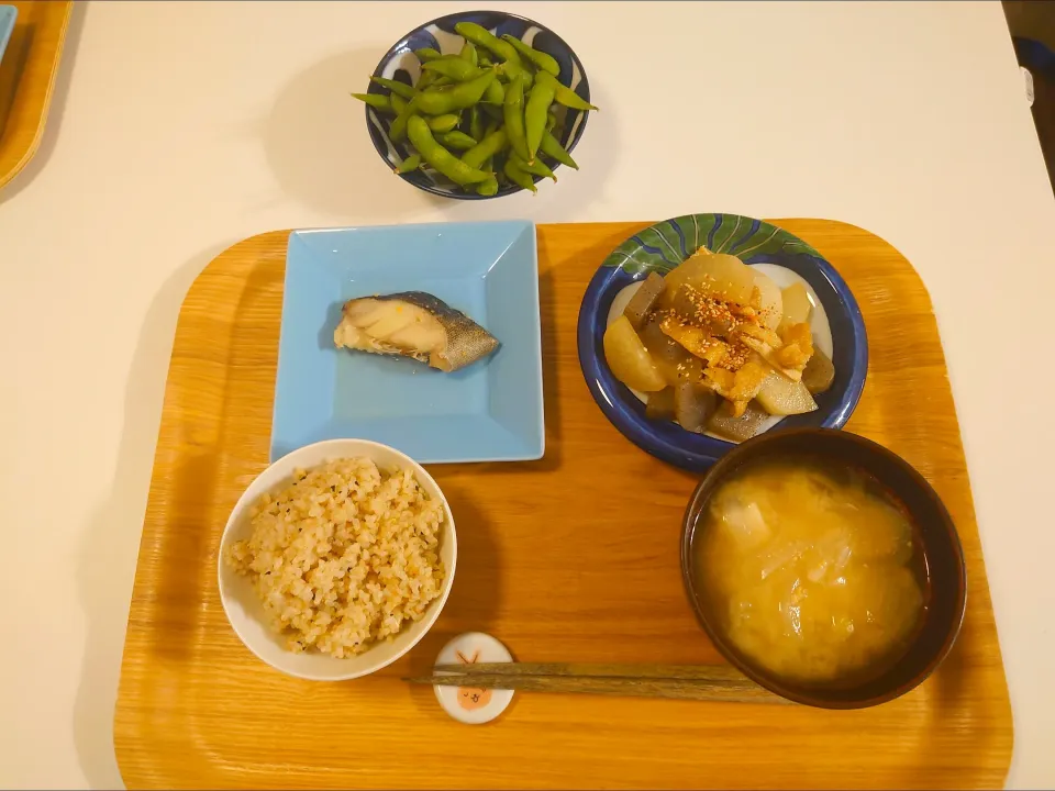 Snapdishの料理写真:今日の夕食　銀だら、大根とこんにゃくの煮物、玄米、高野豆腐と玉ねぎの味噌汁、枝豆|pinknari🐰🌈さん