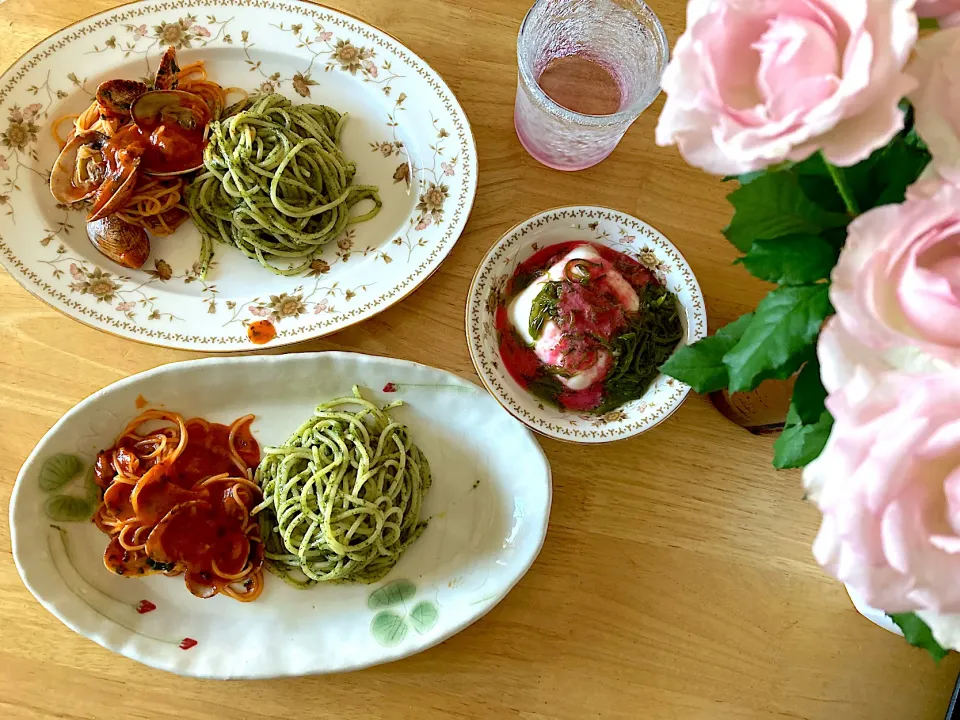 ジェノベーゼ生パスタと米粉パスタトマトボンゴレhalf&half♡メカブ冷奴ビーツドレッシング|さくたえさん