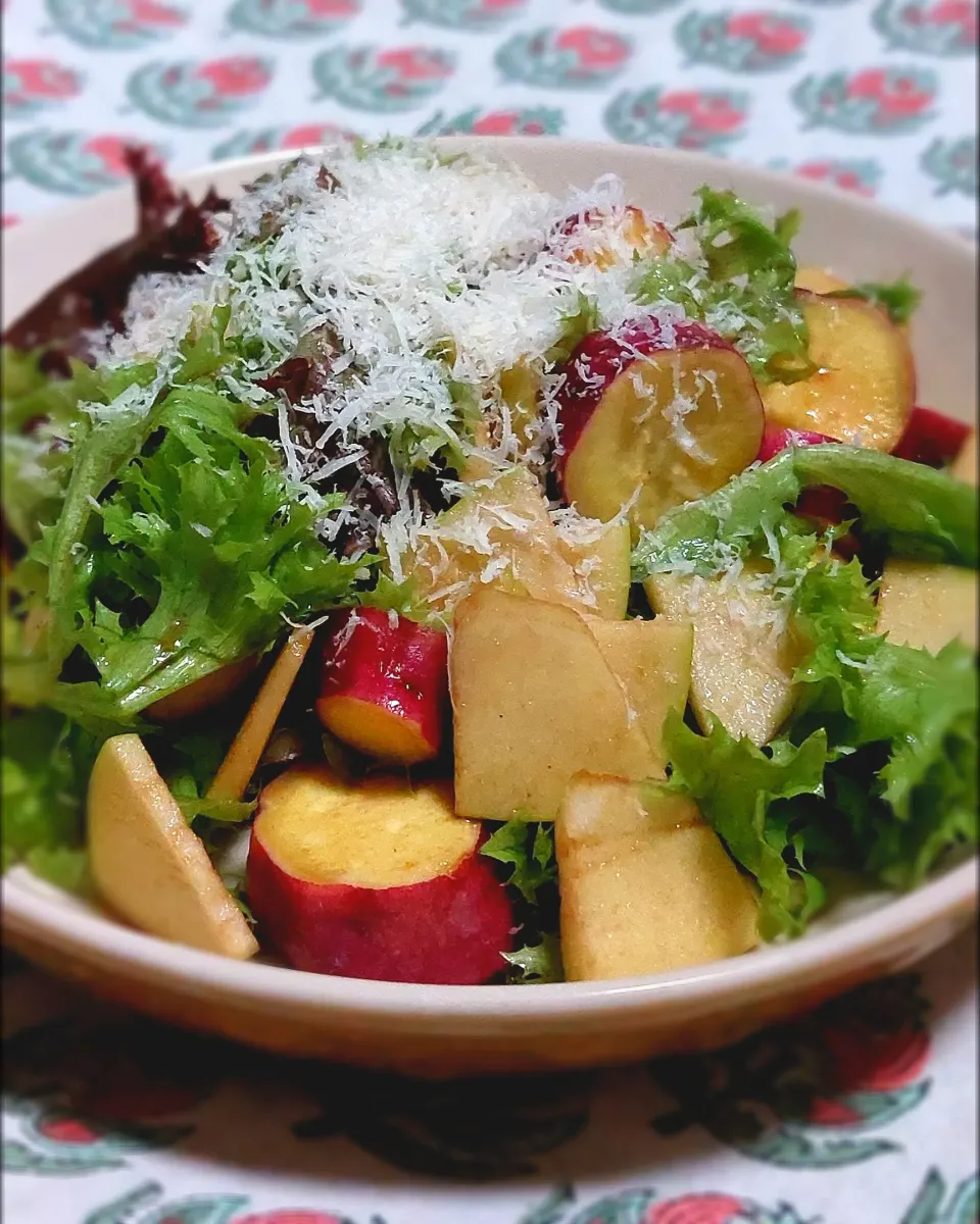 サツマイモとりんごのサラダ🥗パルミジャーノレッジャーノがけ|きつねさん