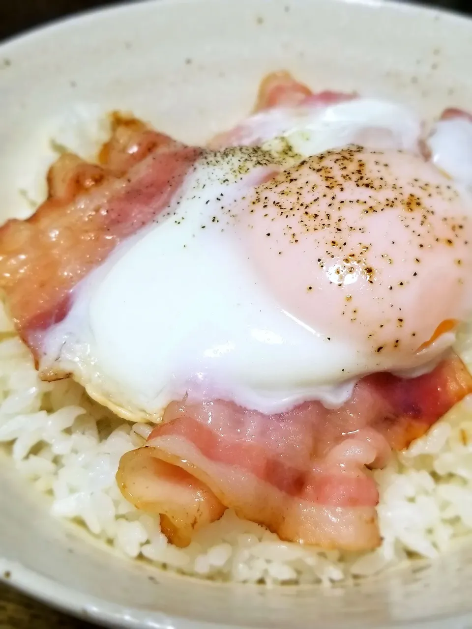 Snapdishの料理写真:パパ作👨ベーコンエッグ丼|ぱんだのままんさん