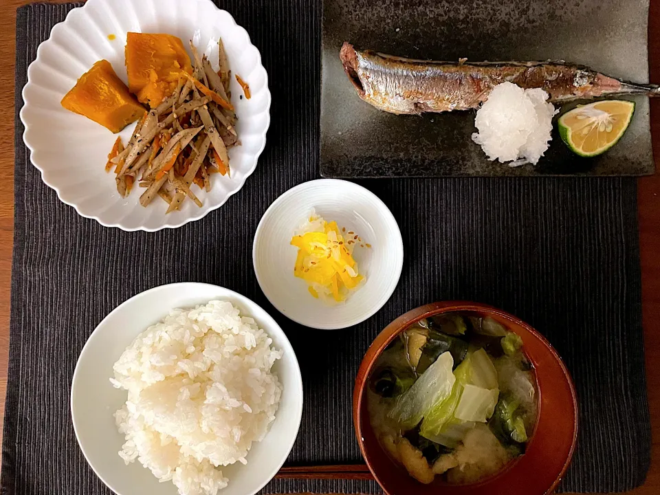 Snapdishの料理写真:秋刀魚がメインのお夕飯🌛献立はSnapDish で…|みーぬさん