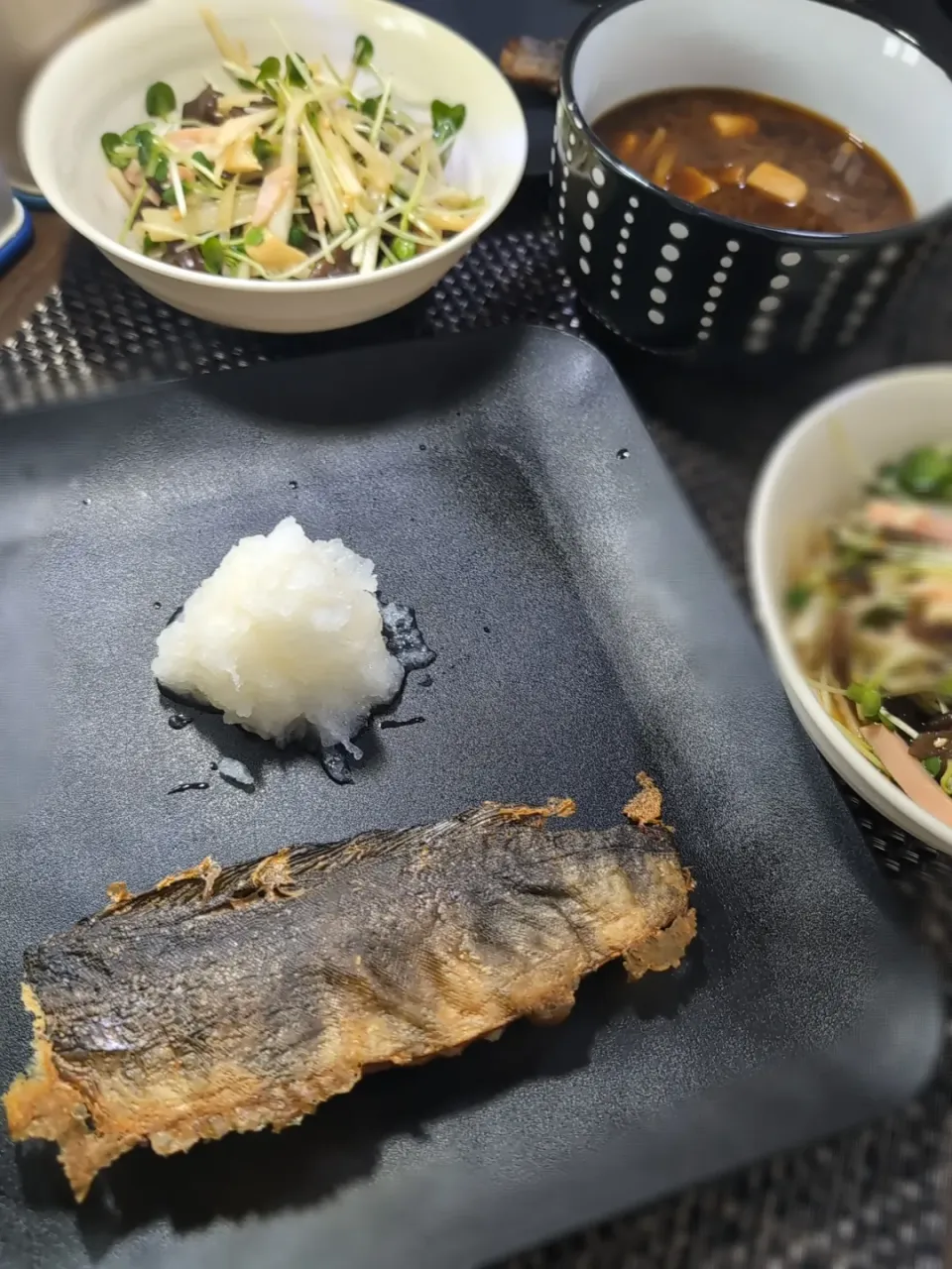 焼き縞ホッケ＆キクラゲとカイワレと大根とハムのサラダ＆豆腐の味噌汁|テケテケさん