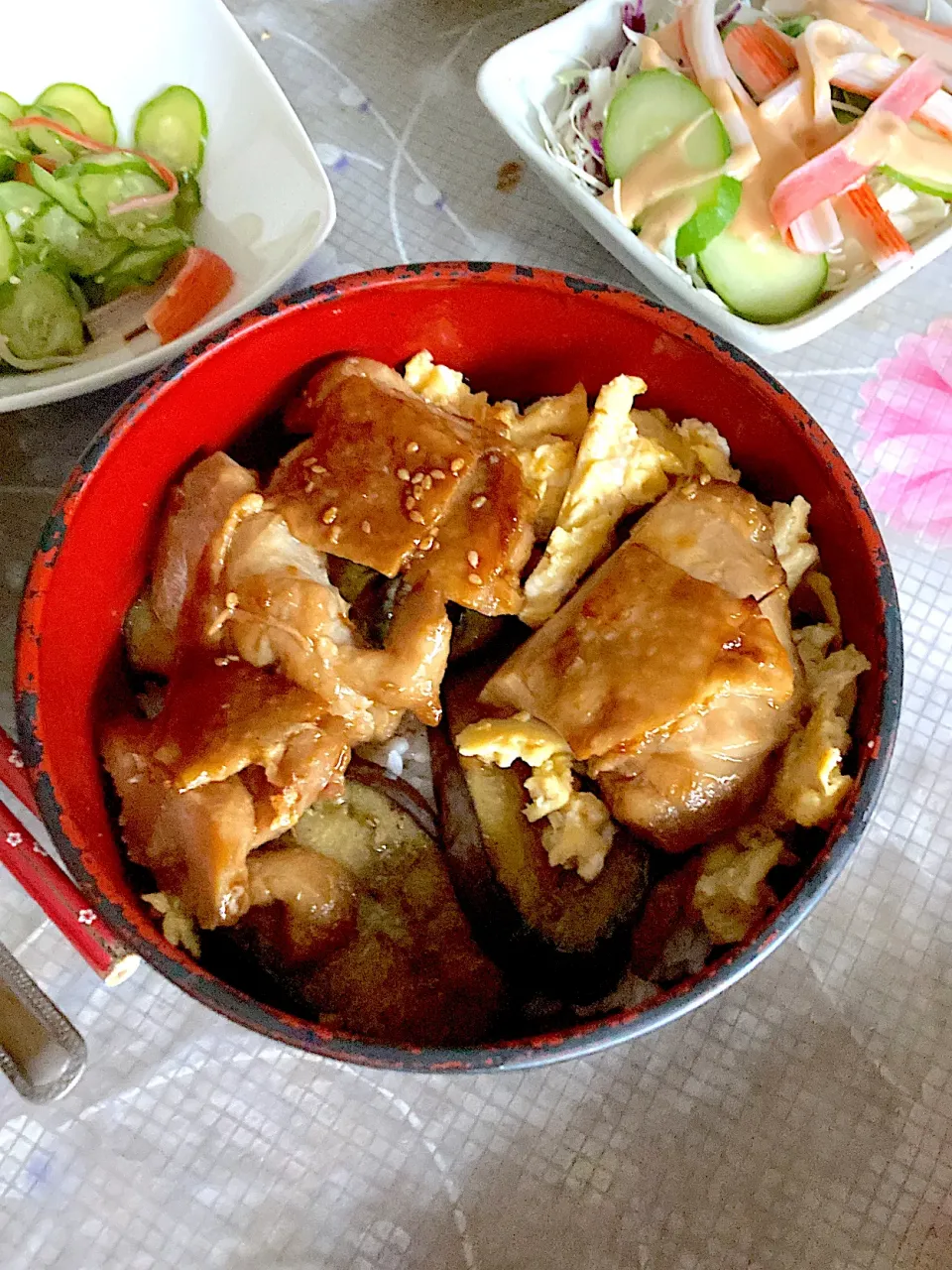 Snapdishの料理写真:鶏肉とナスの照り焼き丼、ミニサラダ、きゅうりのカニカマあえ|Ayaさん