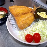 アジフライに自家製タルタルをつけて😋　豆腐とワカメのみそ汁も😁