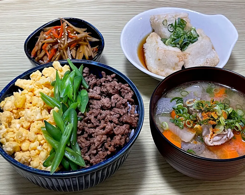 夜ご飯　三色丼、豚汁、きんぴらごぼう、揚げ出し豆腐|Shinyuuさん