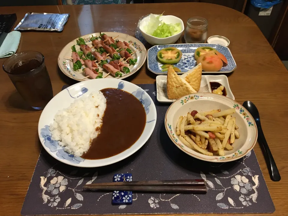 Snapdishの料理写真:カレーライス、ジャガイモとウインナーのソテー、細切りピーマンのハム巻きソテー、絹厚揚げのごま油ソテー、トマト、レタス、沢庵、麦茶(夕飯)|enarinさん