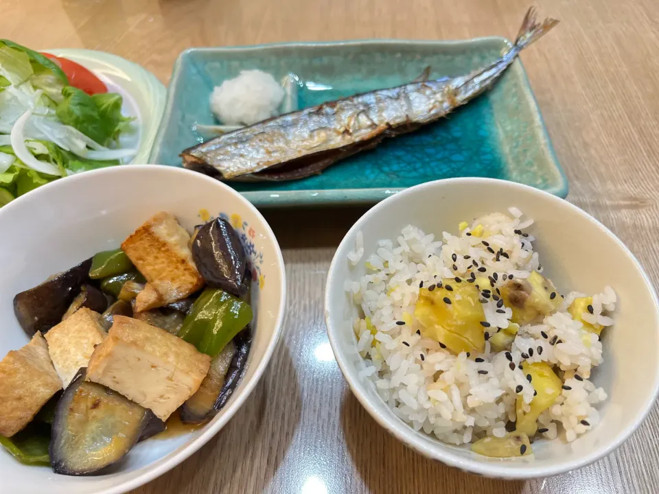 秋刀魚の塩焼き、栗ご飯、厚揚げと茄子、ピーマンの南蛮漬け|オレンジさん