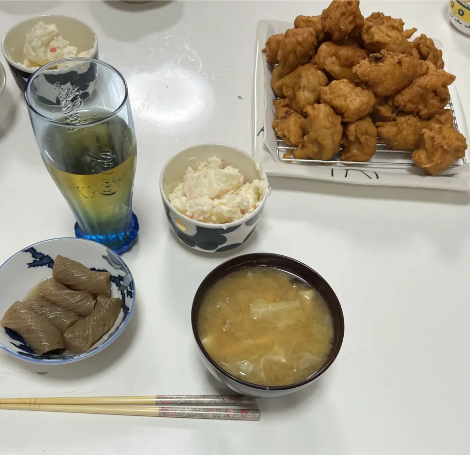 Snapdishの料理写真:晩御飯☆ねじり蒟蒻の煮物☆ポテサラ（業スー）☆唐揚げ（業スー）☆みそ汁（キャベツ・しめじ・揚げ）|Saharaさん