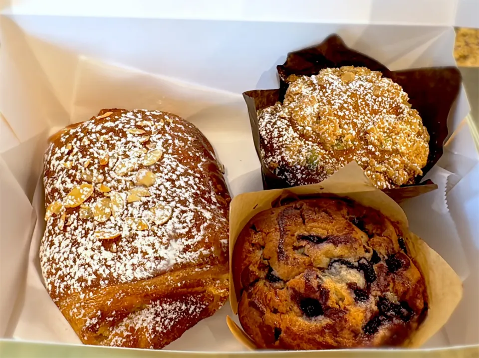 Almond croissant and muffins|Laki Maikaʻiさん