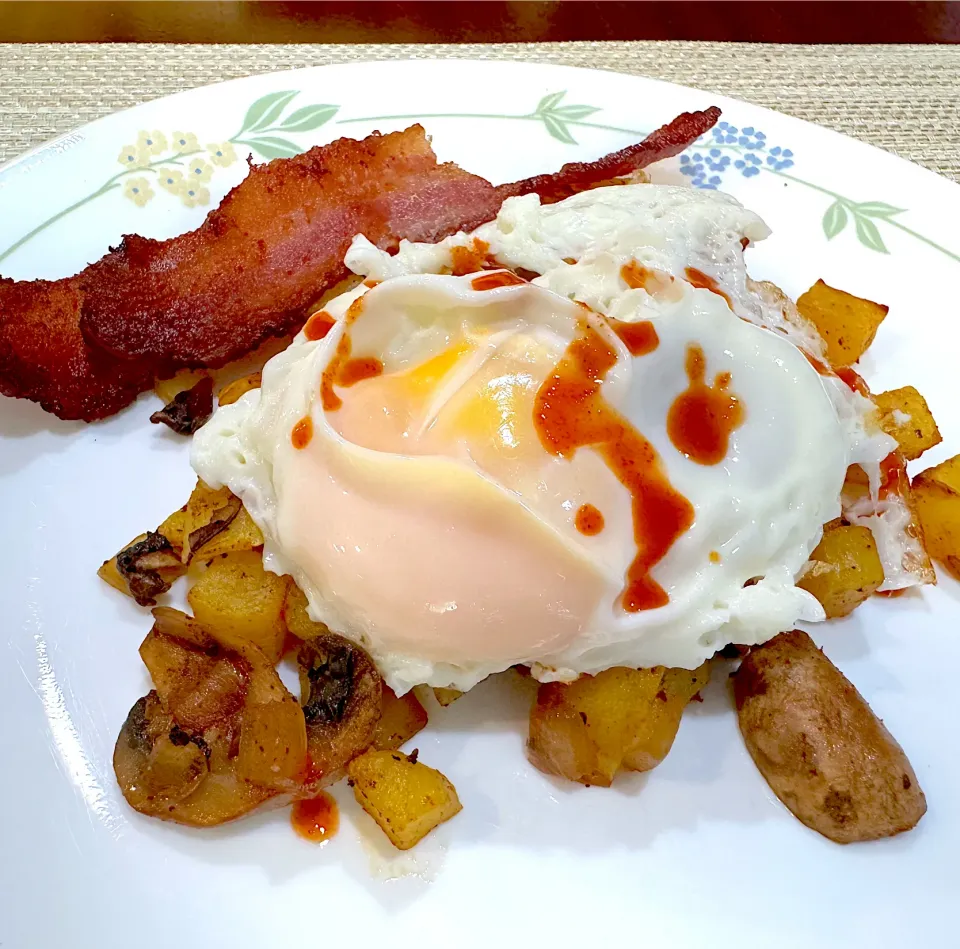 Snapdishの料理写真:Eggs, pots and bacon|Laki Maikaʻiさん