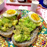 Snapdishの料理写真:My Avocado 🥑 fried with some walnuts sourdough bread|Piccola Anninaさん