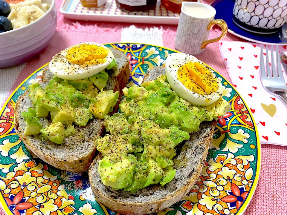 Snapdishの料理写真:My Avocado 🥑 fried with some walnuts sourdough bread|Piccola Anninaさん