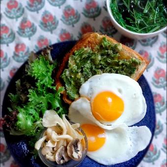 アボカドトースト＆目玉焼き