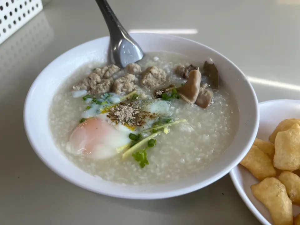 Snapdishの料理写真:Pork porridge with egg|Yoku kuu kyaku daさん