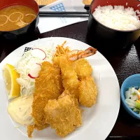 Snapdishの料理写真:築地でシーフードミックスフライ定食|Sakikoさん