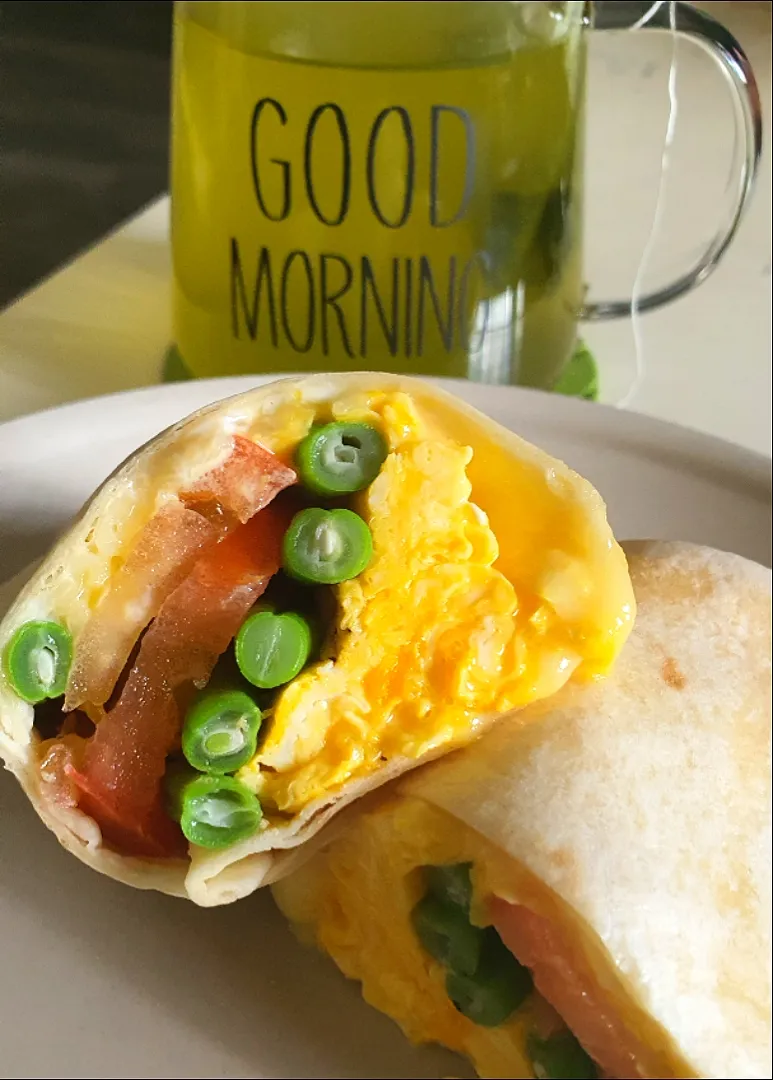 Good morning breakfast wrap with scrambled eggs 🍅 french beans butter mozzarella cheese mayo 🤗💕😋🤤 + Japanese green tea 🍵|🌷lynnlicious🌷さん