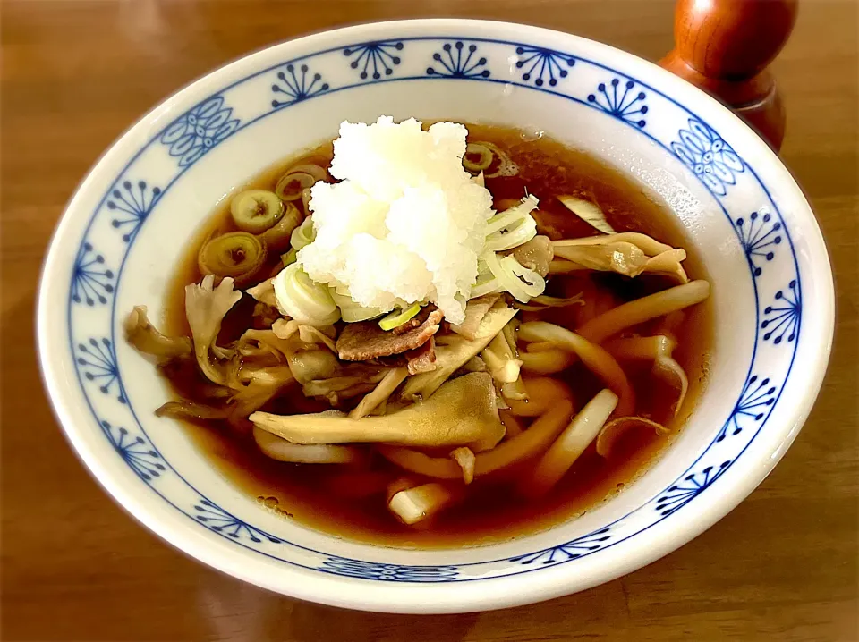 舞茸おろしうどん  本日はドン曇りで少し肌寒いです  温かいうどんが美味しい|リフルシャッフルさん