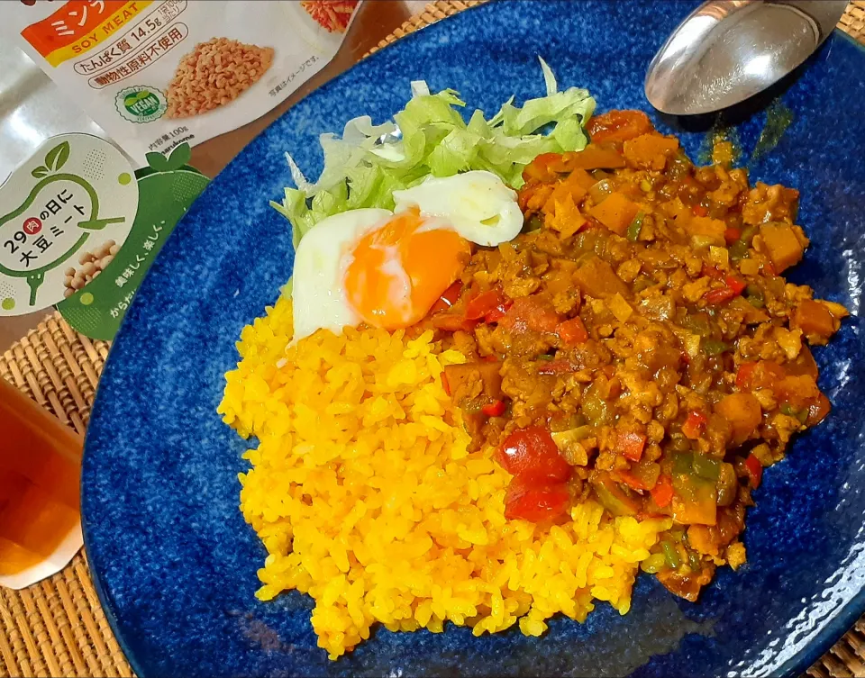 Snapdishの料理写真:大豆ミートと野菜たっぷり　　　　　　　　　　　　　　　　　　　　キーマカレー🍛|びせんさん