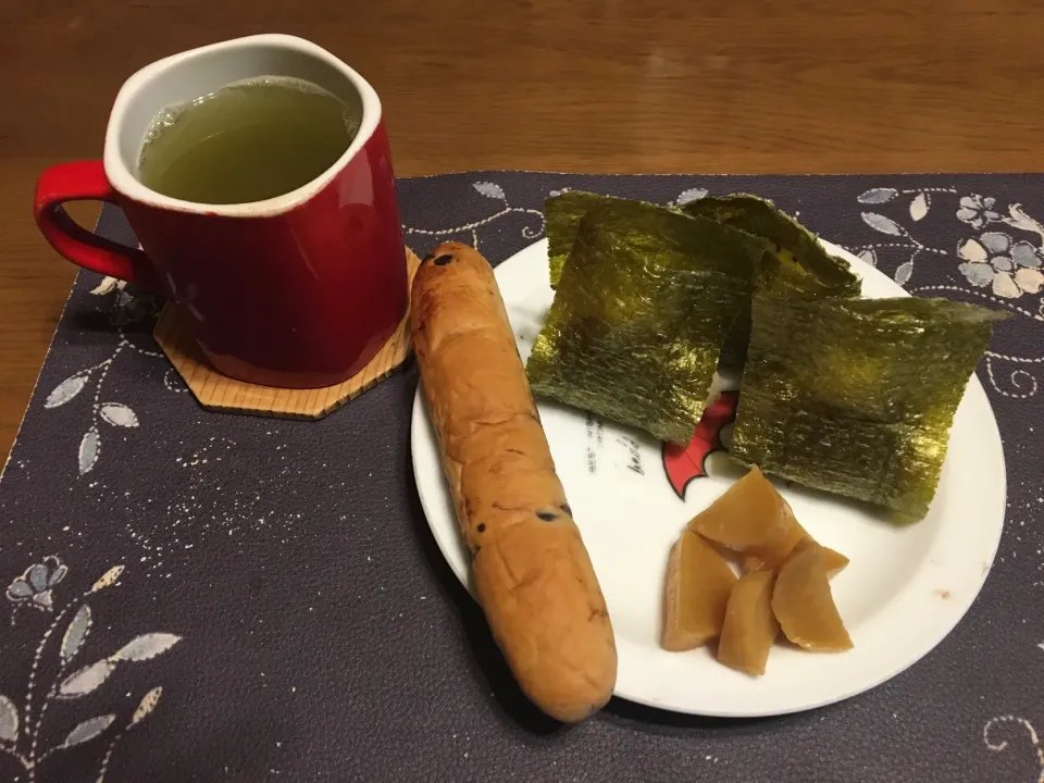 鮭ふりかけと塩昆布の混ぜご飯おにぎり、チョコスティックパン、沢庵、熱い日本茶(朝ご飯)|enarinさん