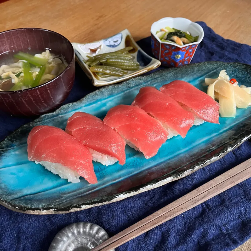 本鮪お寿司と芋づるの白だしわさび漬け|さとみこさん