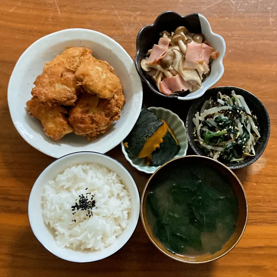 主食　白ごはん
主菜　ほぼからあげクン🅿️
副菜　ほうれん草ともやしの塩昆布ナムル🅿️
副菜　きのこベーコン🅿️
汁物　わかめの味噌汁
小鉢　なんきん|...さん