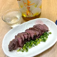 Snapdishの料理写真:馬刺しのタタキand日本酒😋|みほままこさん