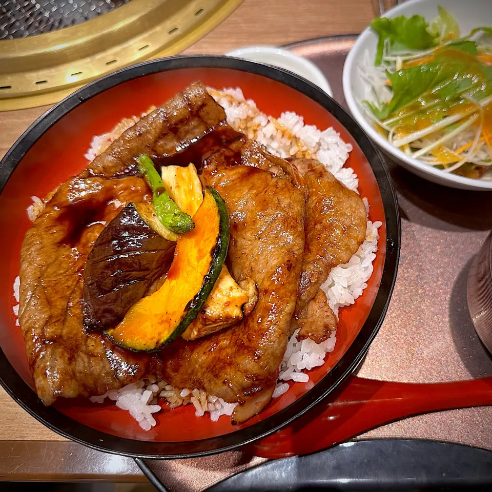 Snapdishの料理写真:黒毛和牛　炭火焼特選ロース上あぶり丼　2,310円|a i108sさん