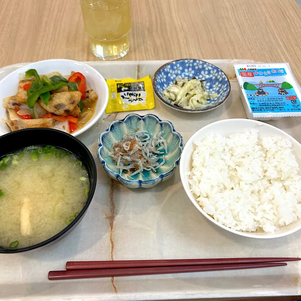 Snapdishの料理写真:寮の朝食😋さつま揚げと野菜の炒め物😋|すかラインさん