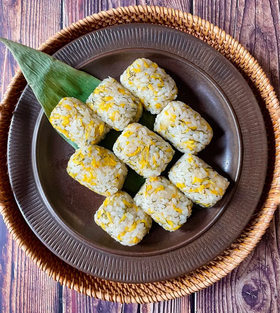 雪若丸で作る！食用菊とおかひじきとらっきょうの俵おにぎり🍙|てんのすけさん