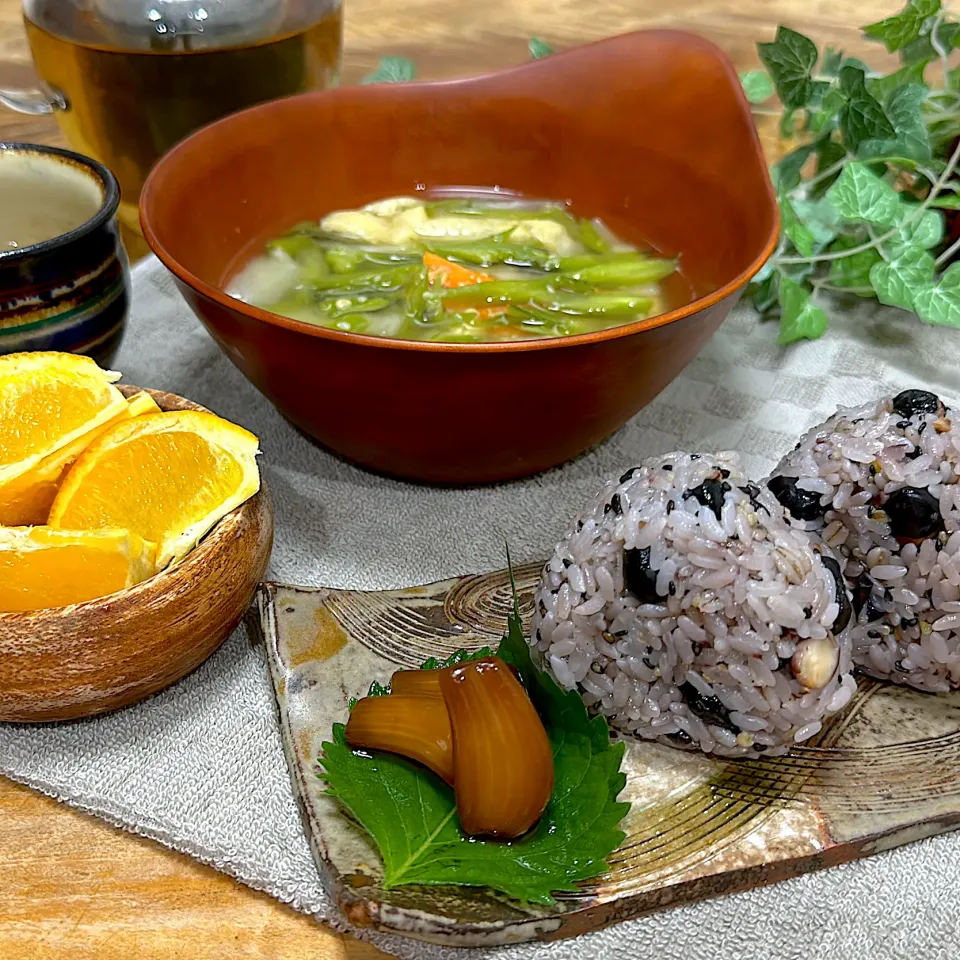 黒豆雑穀おむすびに、たっぷりのお味噌汁。|くまちゃんさん