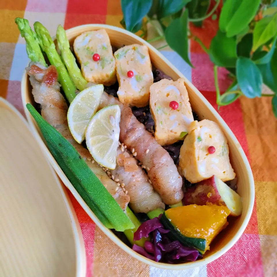 Snapdishの料理写真:今日のわっぱご飯

アスパラ豚肉巻き味弁当
　アスパラ豚肉巻き
　だし巻き玉子
　紫キャベツの甘酢

美味しくできました✨|ふかふかごはんさん