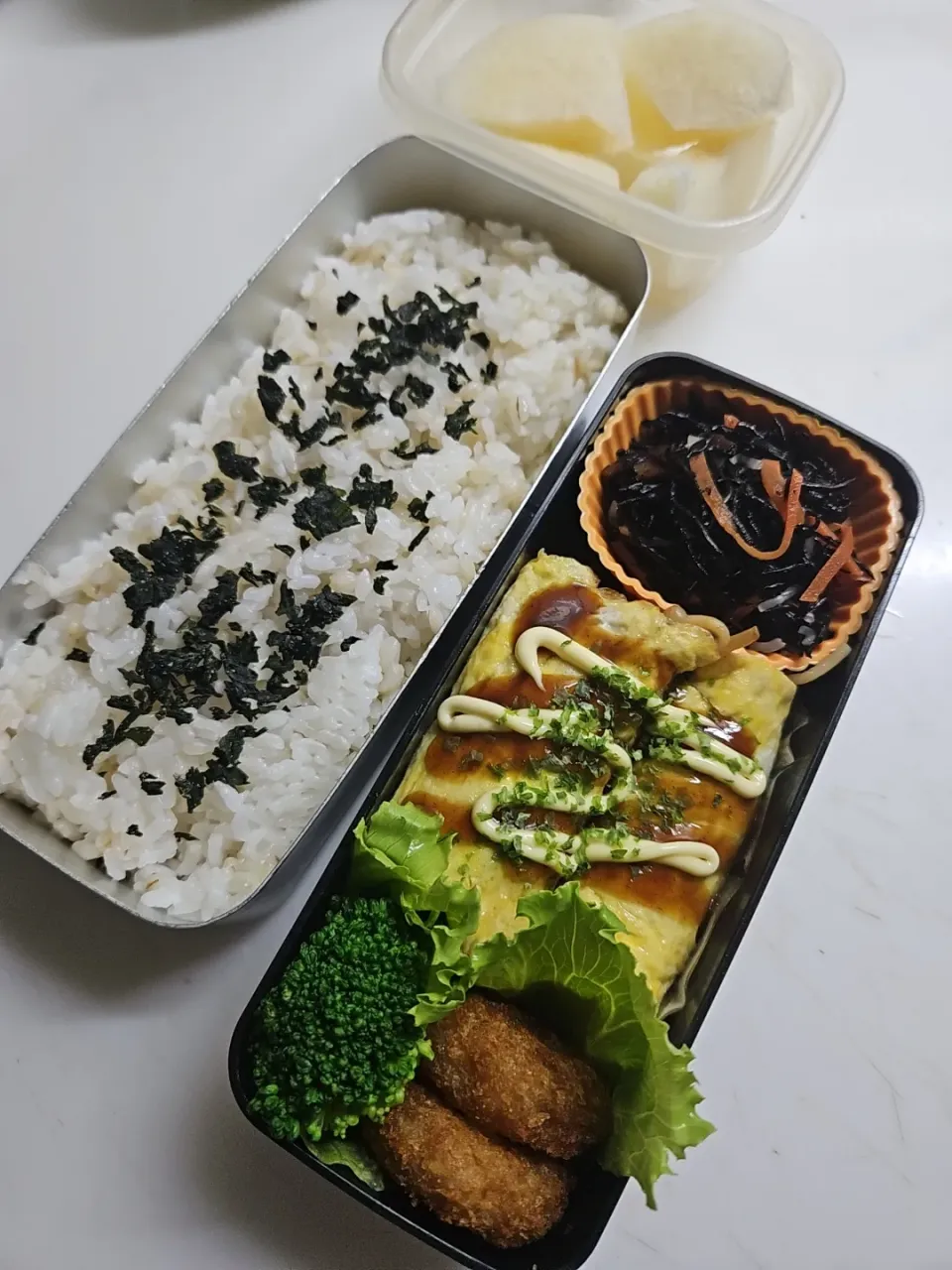 ☆高校生弁当☆若芽ごはん、ひじき煮物、オムそば、コロッケ、ブロッコリー、梨|ｼｮｺﾗさん